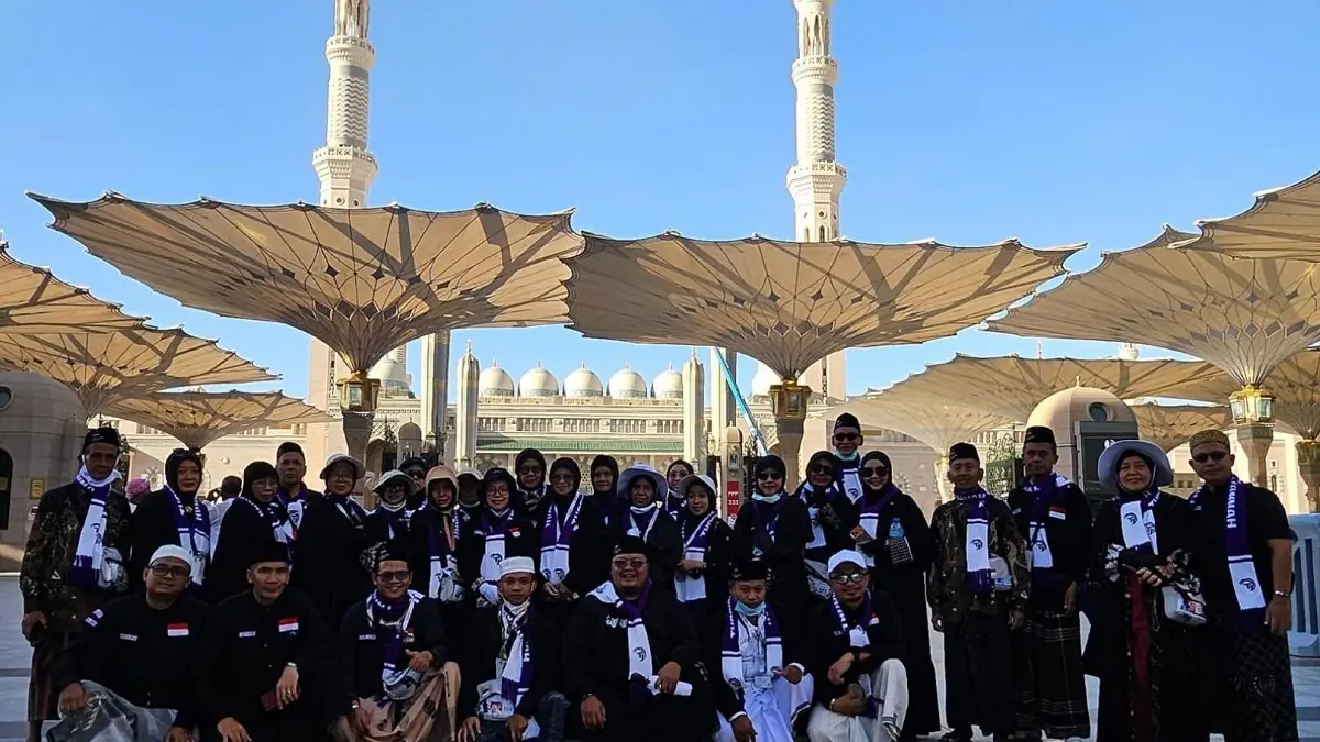 ZIARAH: H Zulfikar Damam Ikhwanto Adhim memimpin jemaah KBIHU Thoriqul Jannah melaksanakan ziarah ke sejumlah lokasi bersejarah di sekitar Masjid Nabawi, Madinah, (12/6).  