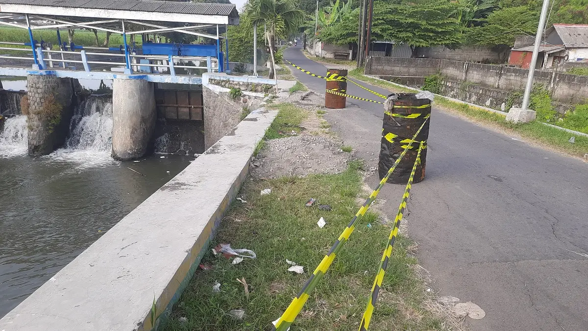 
DITANDAI DRUM: Kondisi jalan di Desa Candimulyo ambles di sisi jalan tepat di samping Dam Pancasila, Senin (15/6).
