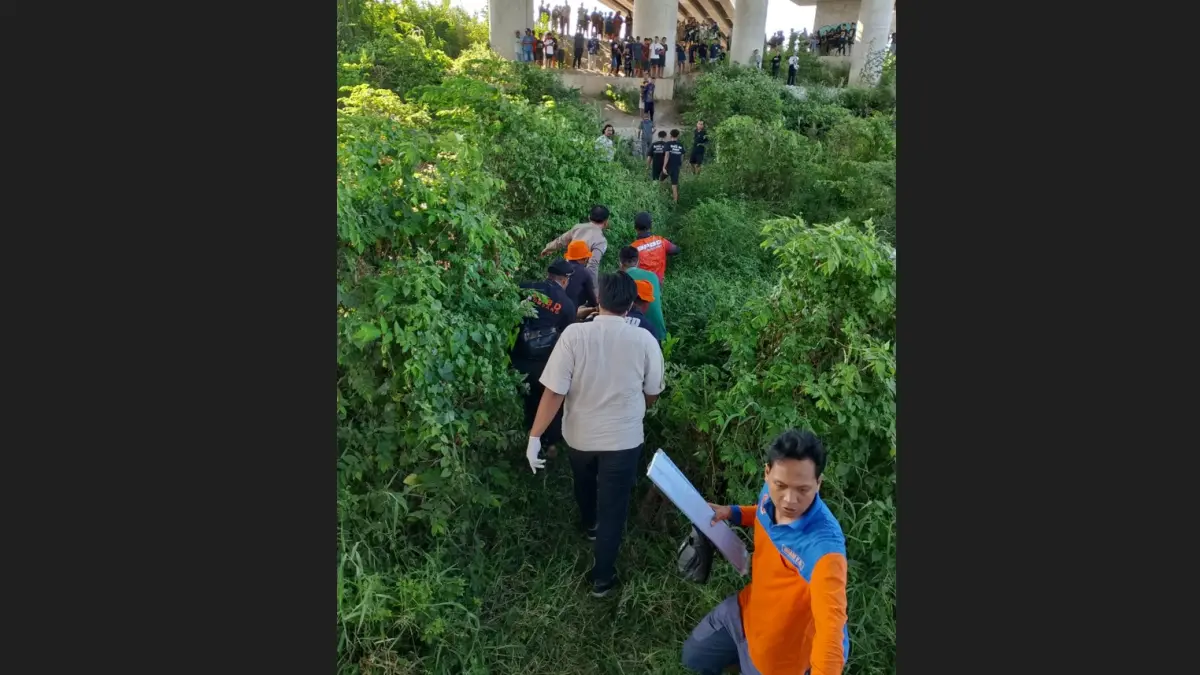 Seorang pria berinisial AR, 35, warga Kecamatan Tembelang, meninggal dunia setelah diduga nekat melompat dari Jembatan Baru Ploso, Minggu (14/6) siang. 