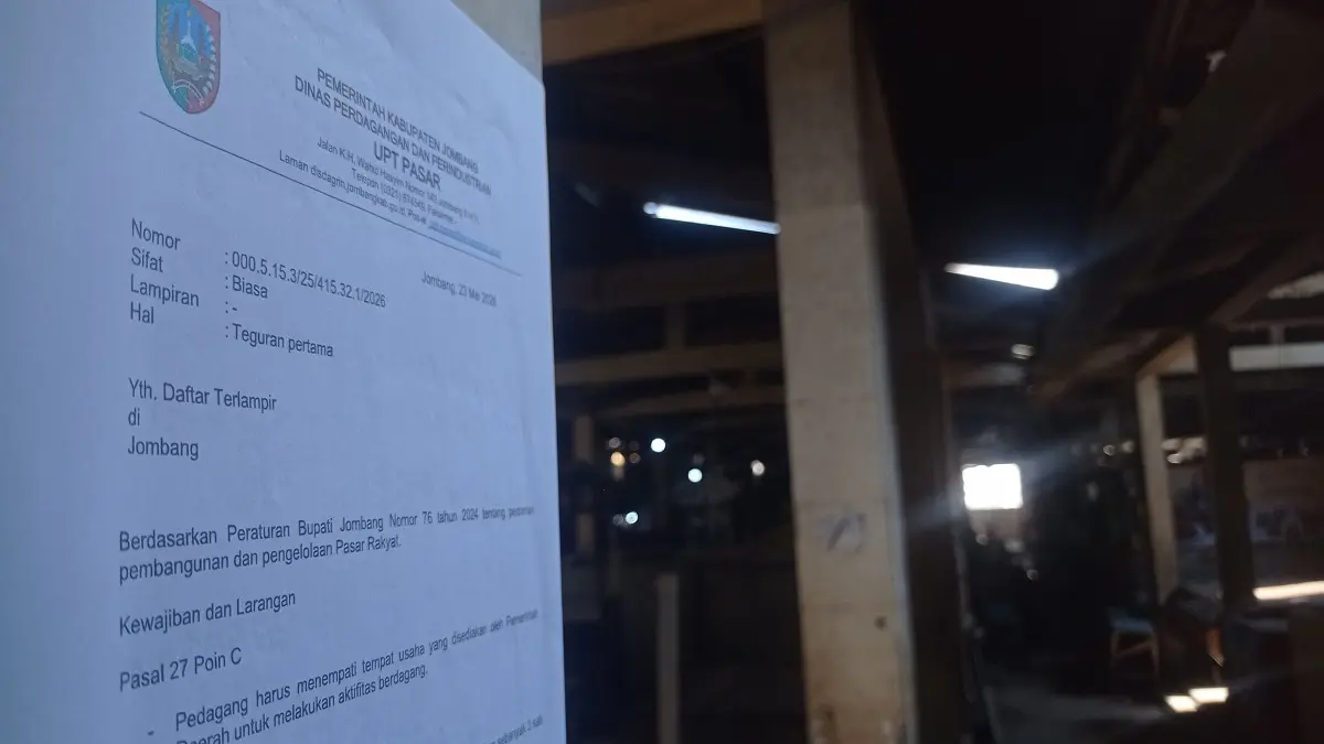 SEPI: Surat teguran tertempel di deretan kios Pasar Ploso bagian belakang yang kosong.