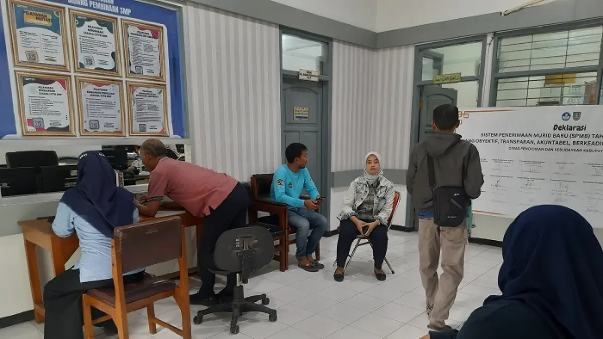 ANTRE: Pelayanan SPMB di ruang bidang SMP Dinas Pendidikan dan Kebudayaan Kabupaten Jombang, (12/6).
 
