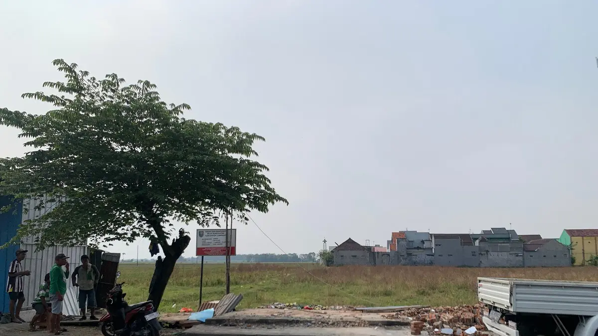 DIBONGKAR: Bangunan masyarakat yang menempati lahan pembangunan RTH mulai dibongkar, kemarin.