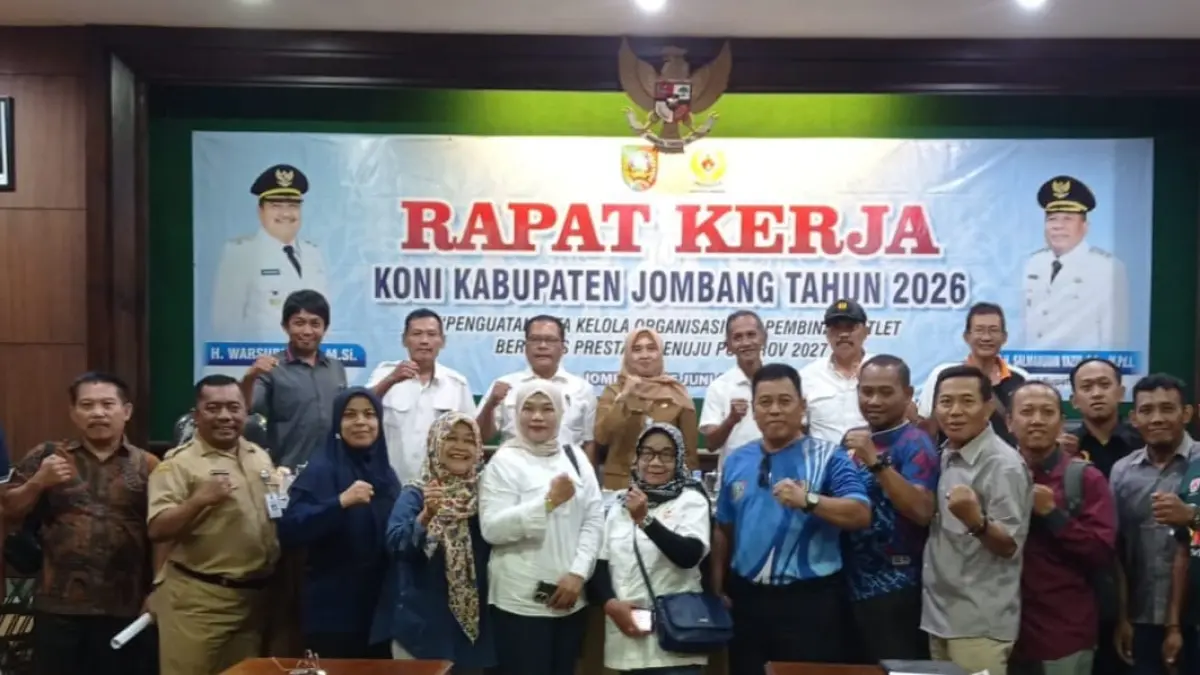 KOMPAK: Kepala Disporapar Jombang, Nur Evva Maylia, dan Ketua KONI Jombang, Sumarsono, bersama pengurus mengikuti raker di Ruang Soero Adiningrat, Kantor Pemkab Jombang, Senin (15/6).