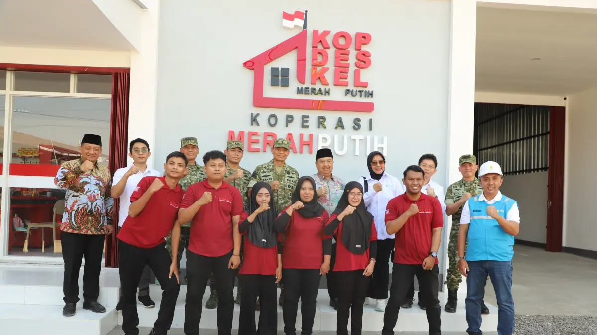 KOMPAK: Pengurus KDMP Keplaksari Kecamatan Peterongan saat foto bersama Tim 2 Pengawasan dan Pengendalian (Wapang) TNI dan Bupati Jombang Warsubi, Kamis (11/6).
