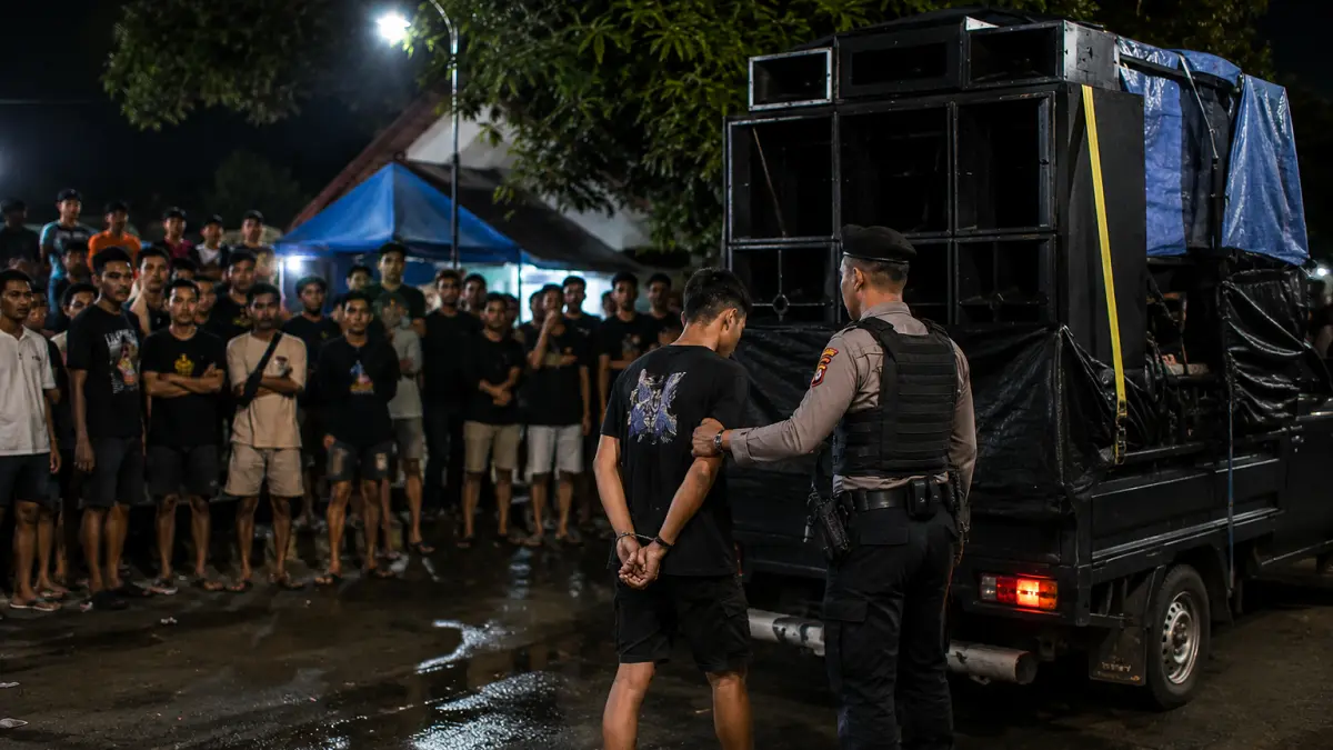  R, 37, warga Dusun Krajan, Desa Curahmalang, Kecamatan Sumobito, diamankan polisi setelah mengamuk dan mengancam warga menggunakan senjata tajam, Minggu (14/6) malam. 