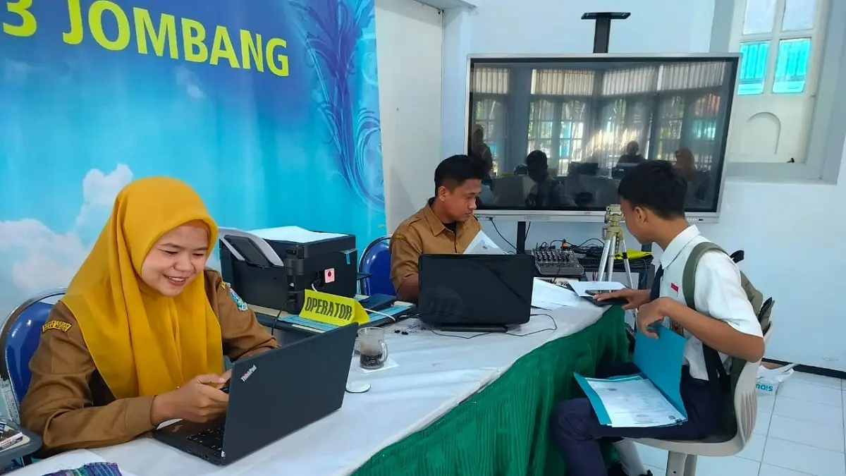 TELATEN: Pelayanan SPMB di SMAN 3 Jombang (9/6).