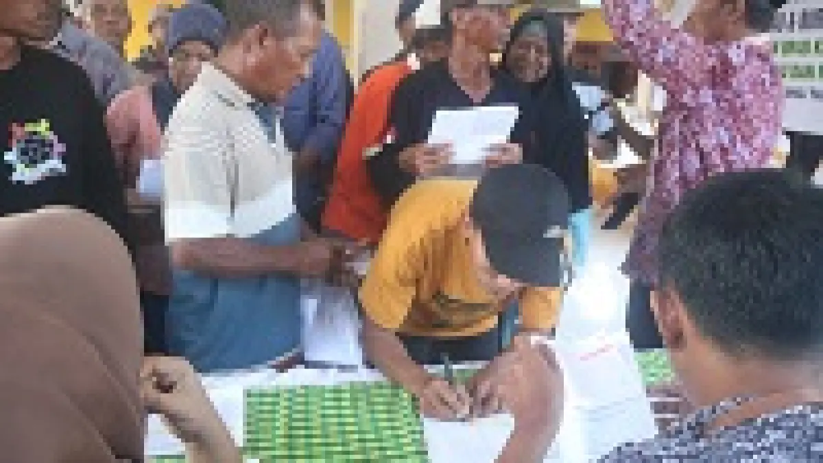 ANTRE: Buruh dan petani tembakau di Kecamatan Kabuh menerima BLT DBHCHT 2025.