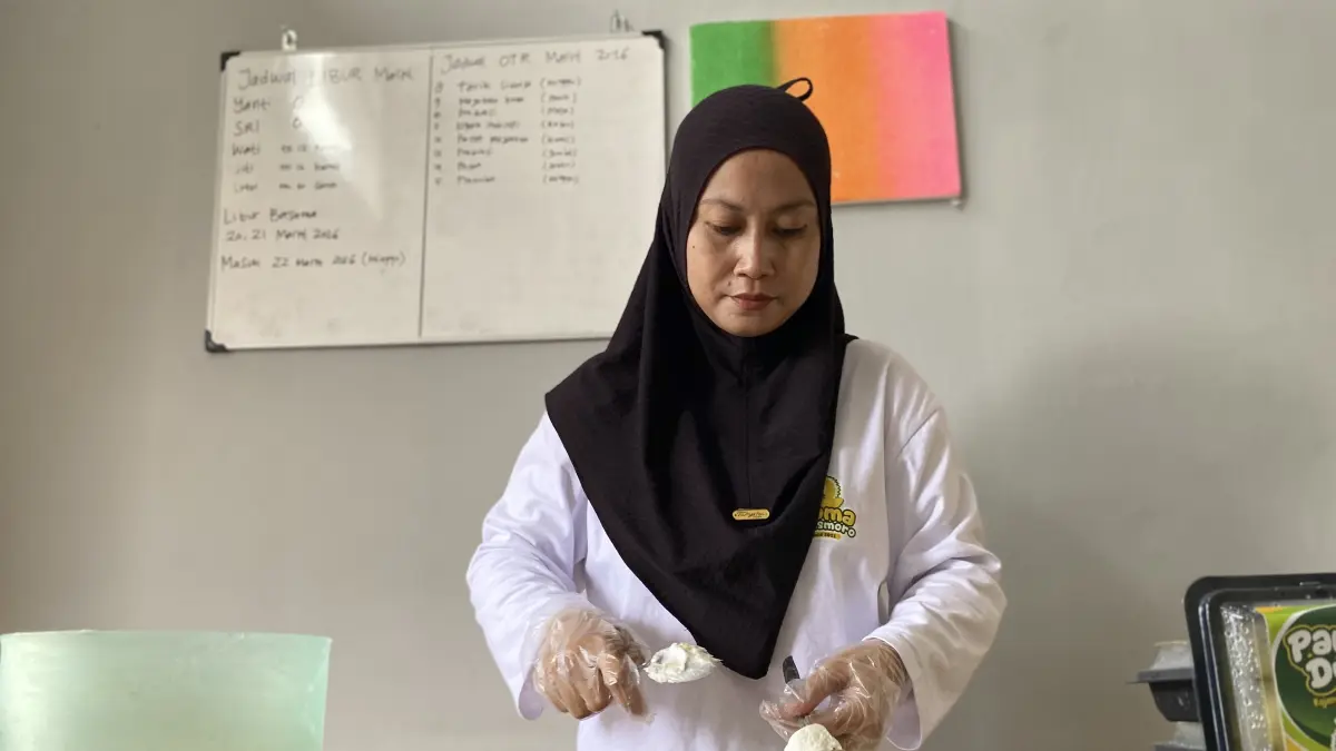 BAHAN LOKAL: Pekerja saat membuat pancake durian asli Desa Panglungan Wonosalam. 