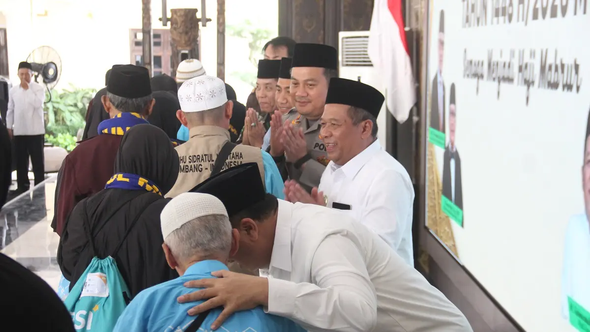 
BARU TIBA: Jemaah kloter 60 dan 61 yang tiba di Pendopo Kabupaten Jombang disambut keluarga jemaah kemarin (17/6).

