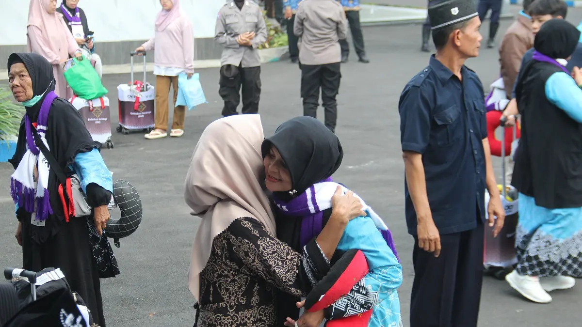 BARU TIBA: Jemaah kloter 60 dan 61 yang tiba di Pendopo Kabupaten Jombang disambut keluarga jemaah kemarin (17/6).