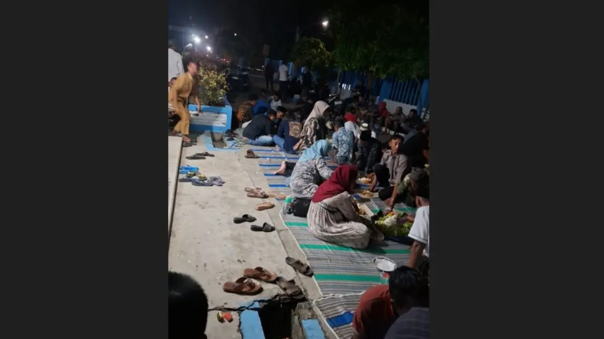 
GUYUB: Warga berkumpul di halaman kantor Dam Karet Jatimlerek, Kecanatan Plandaan.
