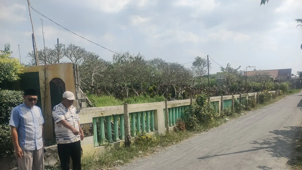 MEMADAI: Kepala Desa Kauman Abdul Qohar (bertopi putih) didampingi Ketua TPK Desa Kauman Mohammad Sulton menunjukkan lokasi jalan lingkungan di Dusun/Desa Kauman.
