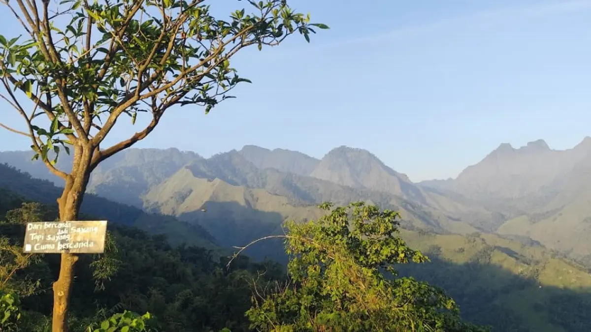 MEMUKAU: Gunung Lorokan di Desa Sendi, Kecamatan Pacet, Kabupaten Mojokerto menyuguhkan pemandangan memukau. 
