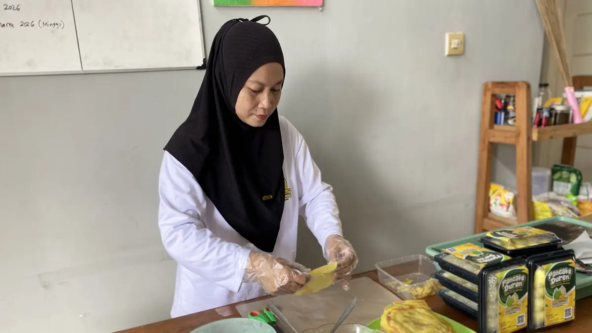 
OLAHAN LOKAL: Pekerja saat membuat pancake durian asli Desa Panglungan Wonosalam. 

