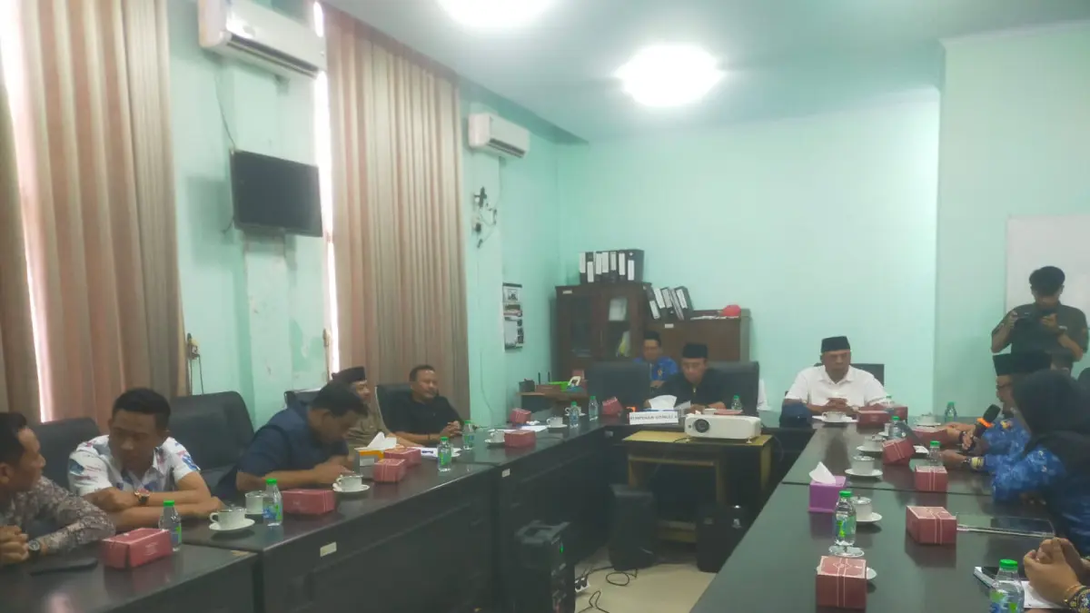 SERIUS: Komisi A DPRD Jombang menggelar RDP dengan DPMD Jombang terkait revisi Perda Pilkades, Rabu (17/6).