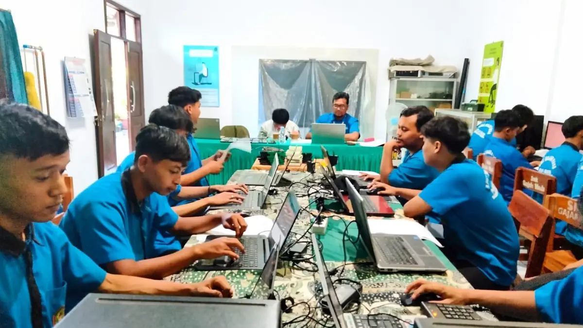 TEKUN: Praktik pembelajaran IT (cyber security) para siswa SMK Gajah Mada di laboratorium sekolah.