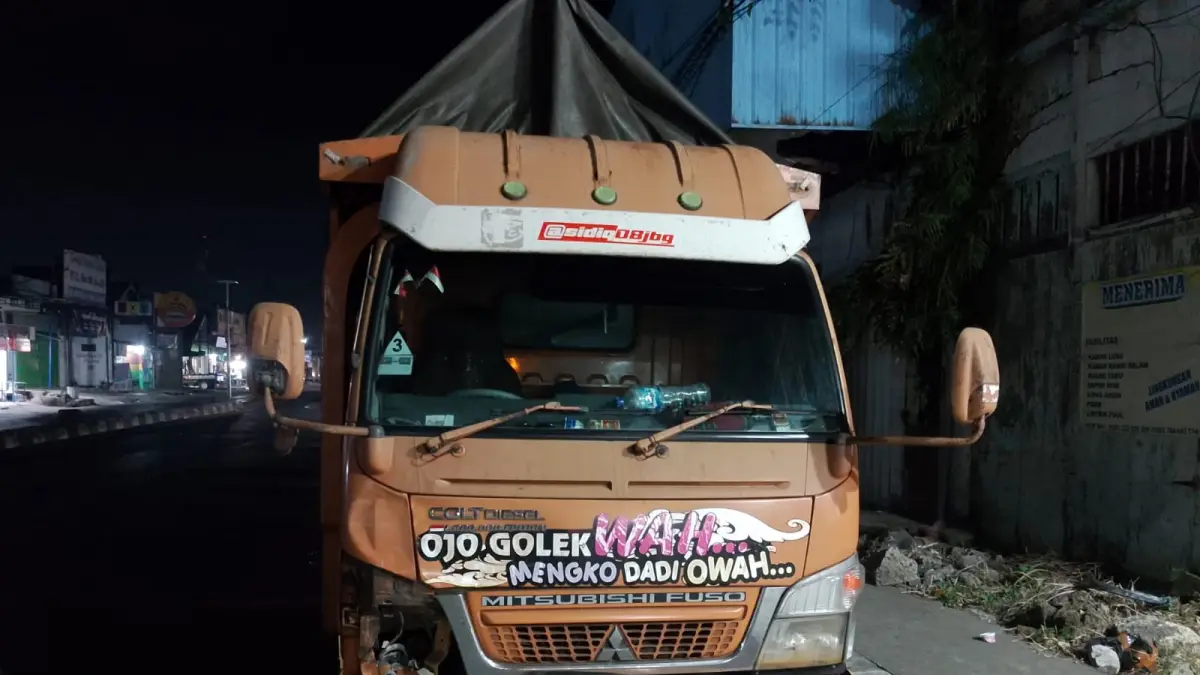 Kecelakaan maut melibatkan sepeda motor dan truk terjadi di perempatan jalur provinsi Ploso-Babat, Desa Losari, Kecamatan Ploso, Kabupaten Jombang, Rabu (17/6) malam. 