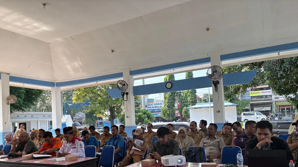 
SOSIALISASI: Kabid Tata Ruang dan Pertanahan Dinas PUPR Jombang Agus Andrianto (dua dari kanan) dalam Forum Konsultasi Publik RDTR WP Mojoagung, Selasa (9/6).
