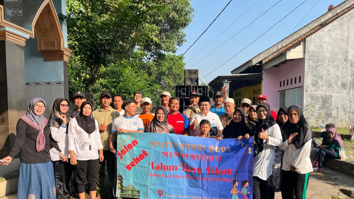 TELADAN: Wakil Ketua 3 DPRD Jombang, HM Syarif Hidayatullah ST MMT (Gus Sentot), menghadiri jalan sehat tahun baru Islam di Dusun Rejoso, Desa Ngumpul, Kecamatan Jogoroto, Selasa (17/6). 