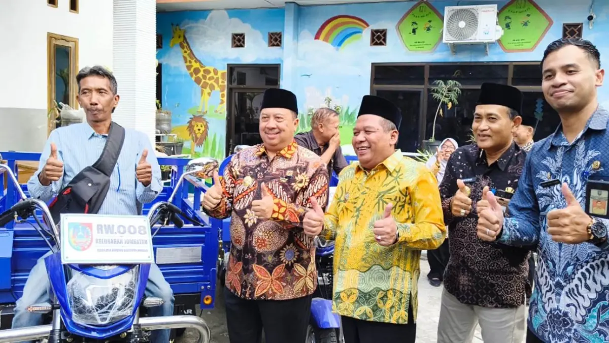 UNTUK KEBUTUHAN WARGA: Lurah Jombatan Evodie Demas Sugandy (paling kanan) mendampingi Bupati Jombang Warsubi, Wabup Jombang Salmanudin Yazid, dan Camat Jombang Muchtar saat penyerahan simbolis kendaraan roda tiga kepada perwakilan RW Kelurahan Jombatan, Kamis (18/6).