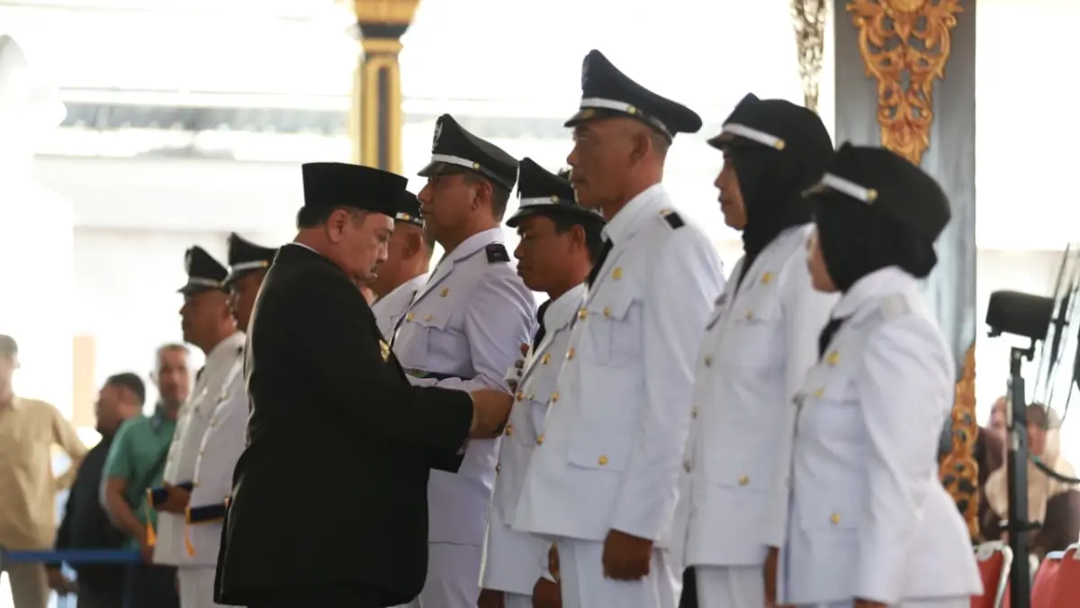 Bupati Jombang Warsubi saat memimpin pelantikan 10 kepala desa antar waktu (KDAW) di Pendopo Kabupaten, Jombang kemarin (19/6). 