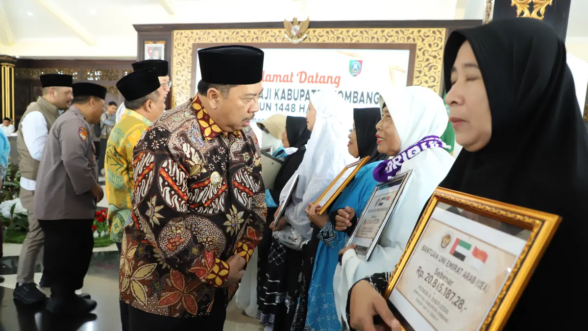 DISALURKAN: Bupati Jombang Warsubi saat menyalurkan bantuan dari Pemerintah Uni Emirat Arab (UEA), di Pendopo Kabupaten Jombang kemarin (18/6).