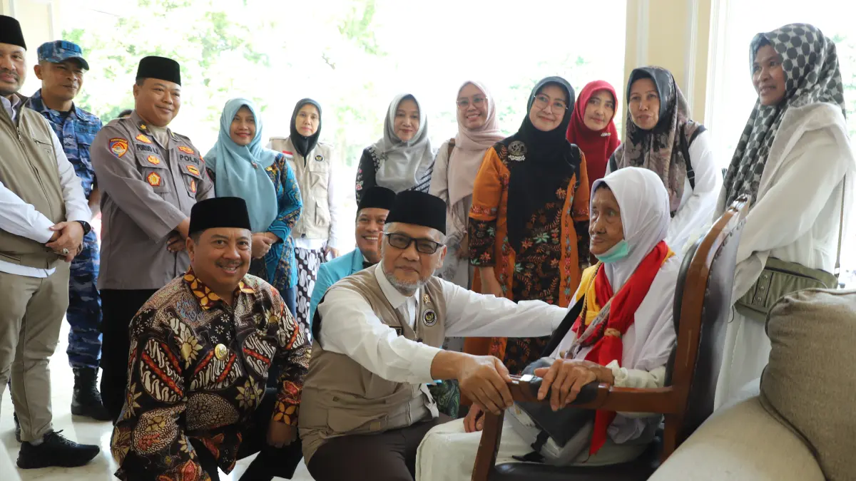 
DISALURKAN: Menteri Haji dan Umrah RI Moch Irfan Yusuf saat menyalurkan bantuan dari Pemerintah Uni Emirat Arab (UEA), di Pendopo Kabupaten Jombang kemarin (18/6).
