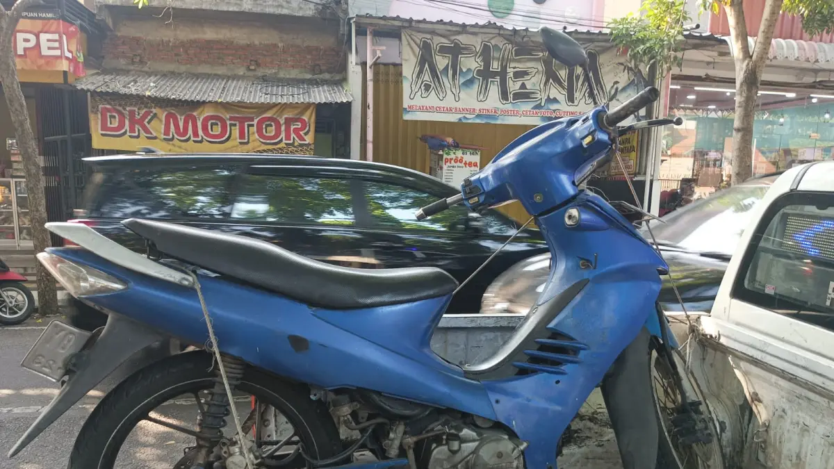 Kecelakaan lalu lintas melibatkan mobil Toyota Fortuner nopol S 1892 ZJ dan motor Suzuki Shogun nopol S 2669 OY terjadi di Jl Bupati R Soedirman, Desa Sengon, Kecamatan Jombang, Jumat (19/6) pagi.