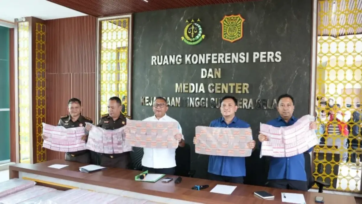 Kepala Kejaksaan Tinggi Sumatera Selatan, I Ketut Sumedana (tengah) menunjukkan uang pembayaran Kerugian Negara sebesar Rp219,7 Miliar 