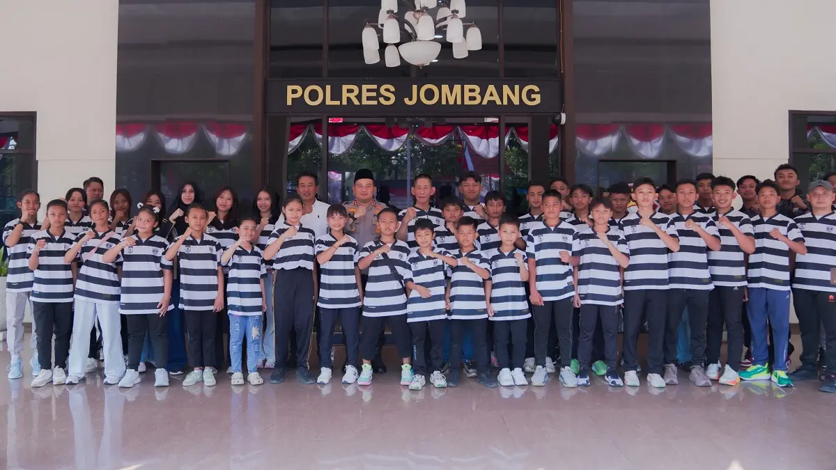 
MEMBANGGAKAN: Karateka yang akan tampil Piala Kapolda Jatim diberangkatkan Kapolres Jombang AKBP Ardi Kurniawan dan Ketua Harian Forki, Kwat Prayitno, Jumat (19/6).
