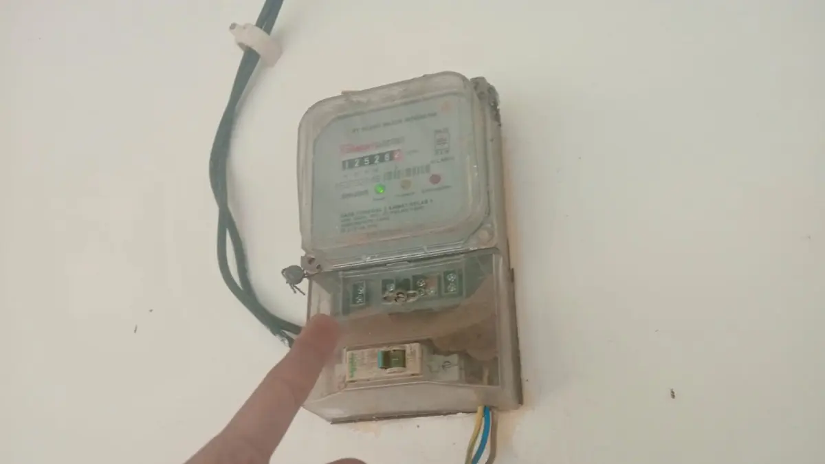 PADAM: Warga Desa Kwaron, Diwek saat menunjukkan meteran PLN yang kemarin (19/6).