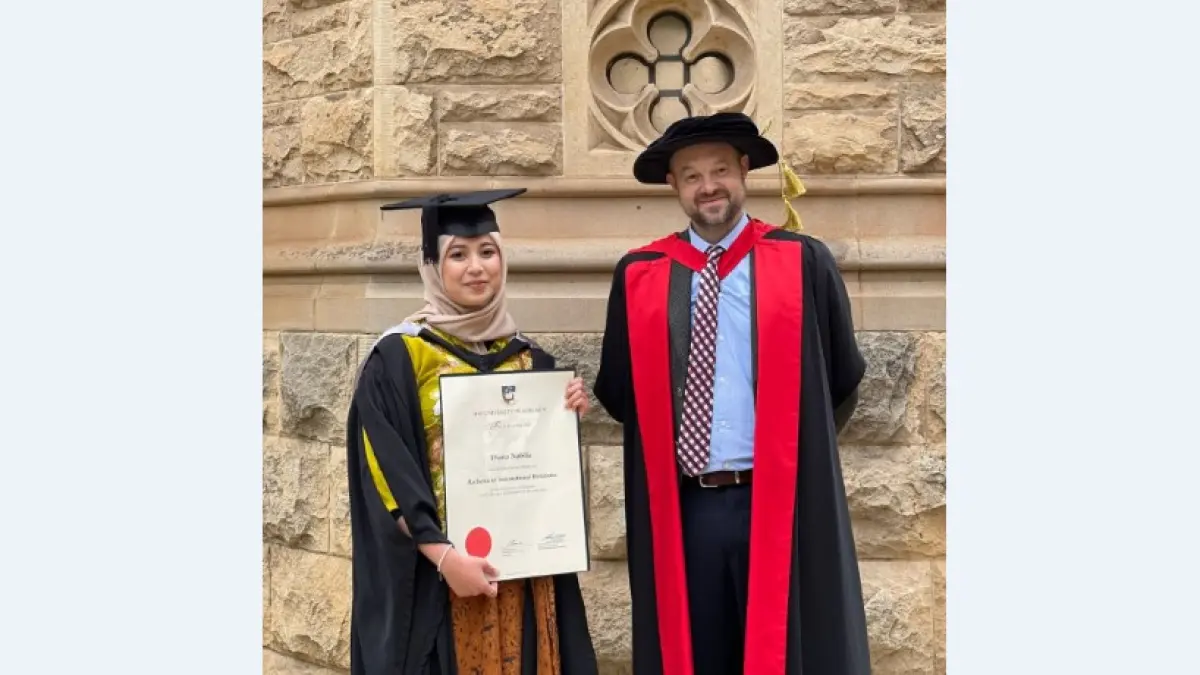 SENANG: Diana Nabila warga Denanyar yang lulus sarjana Hubungan Internasional dari University of Adelaide, Australia.