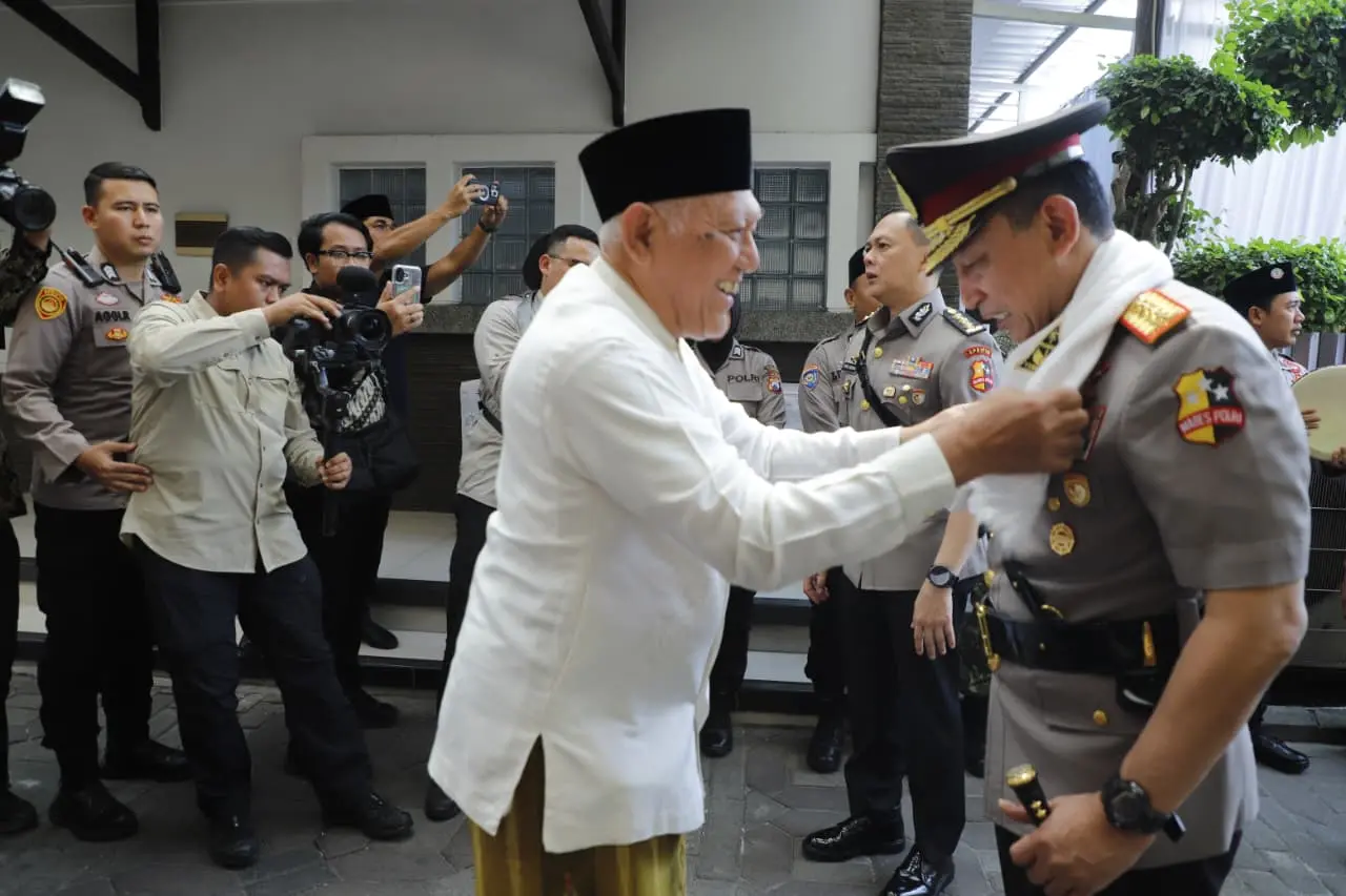 Gus Kikin mengalungkan sorban sebagai penyambutan Kapolri ke Ponpes Tebuireng