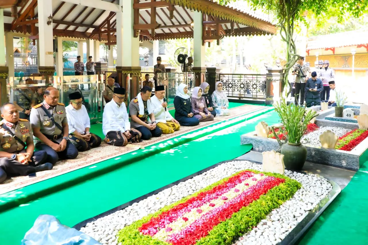 Kapolri bersama rombongan saat ziarah ke makam gus dur
