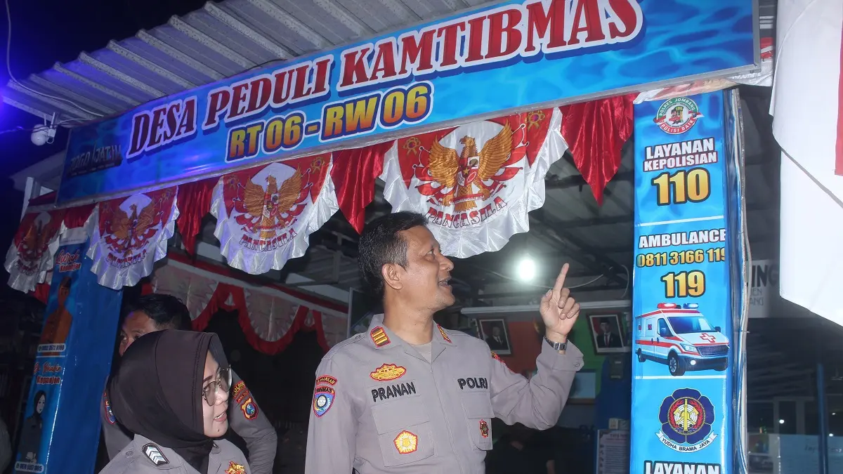 Kasat Binmas Polres Jombang, AKP Pranan Edi, melihat call center bebas pulsa 110 di pos Satkamling RT/RW 06 Jalan Raden Patah Kelurahan Kepanjen, Kecamatan Jombang, Jumat (19/6).