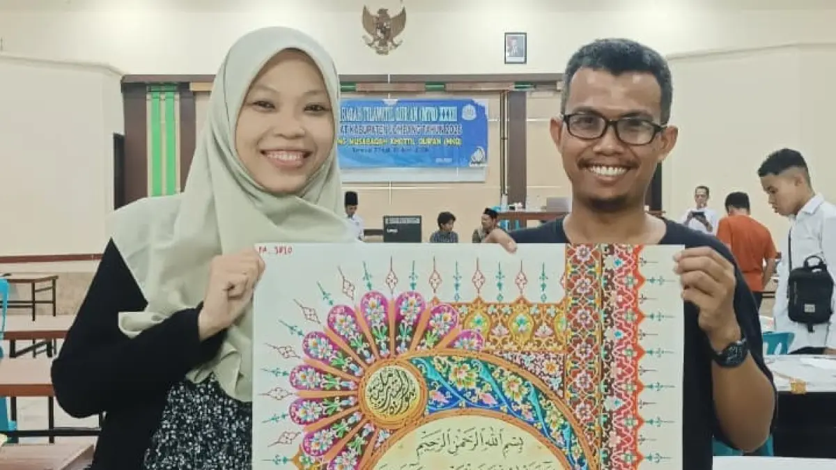 Zainul Mujib MPd, guru MAN 4 Jombang yang kini dikenal sebagai kaligrafer dan seniman iluminasi dengan rekam jejak prestasi hingga tingkat dunia.