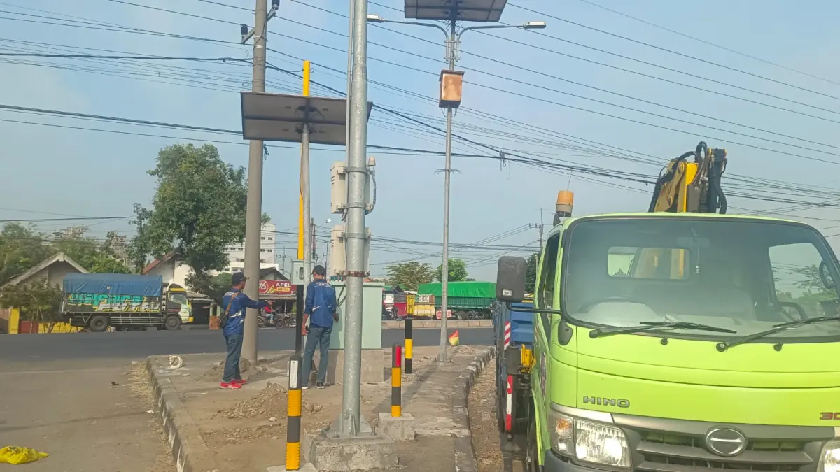 
DIBONGKAR: TL Ring Road Mojoagung diperbaiki Pemkab Jombang.
