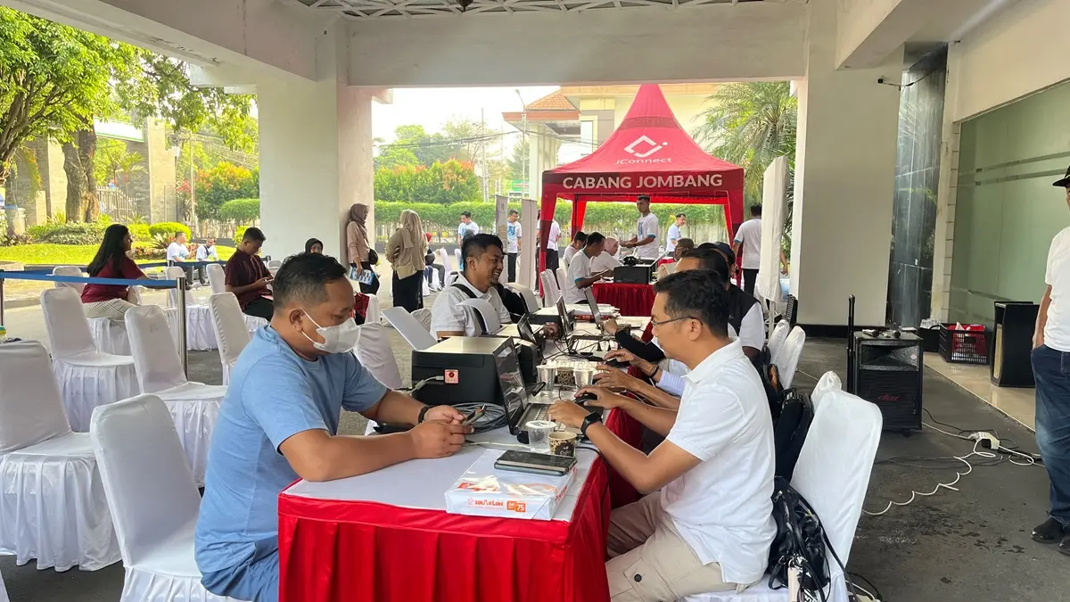 DISERBU: Booth pelayanan DPMPTSP Jombang dan Kantor Imigrasi diserbu masyarakat saat CFD Minggu (21/6).