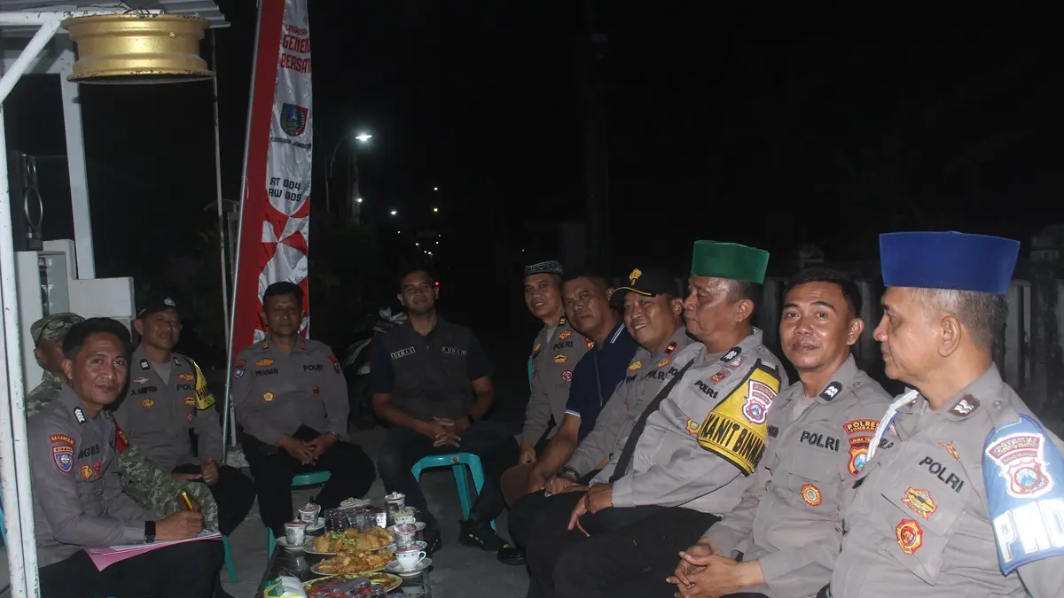 KREATIF: Kasat Binmas AKP Pranan Edi, Wakapolsek Ipda Imron, Lurah Jombatan, Evodie Demas Sugandy, saat penilaian lomba Desa/Kelurahan Peduli Kamtibmas, Jumat (19/6).