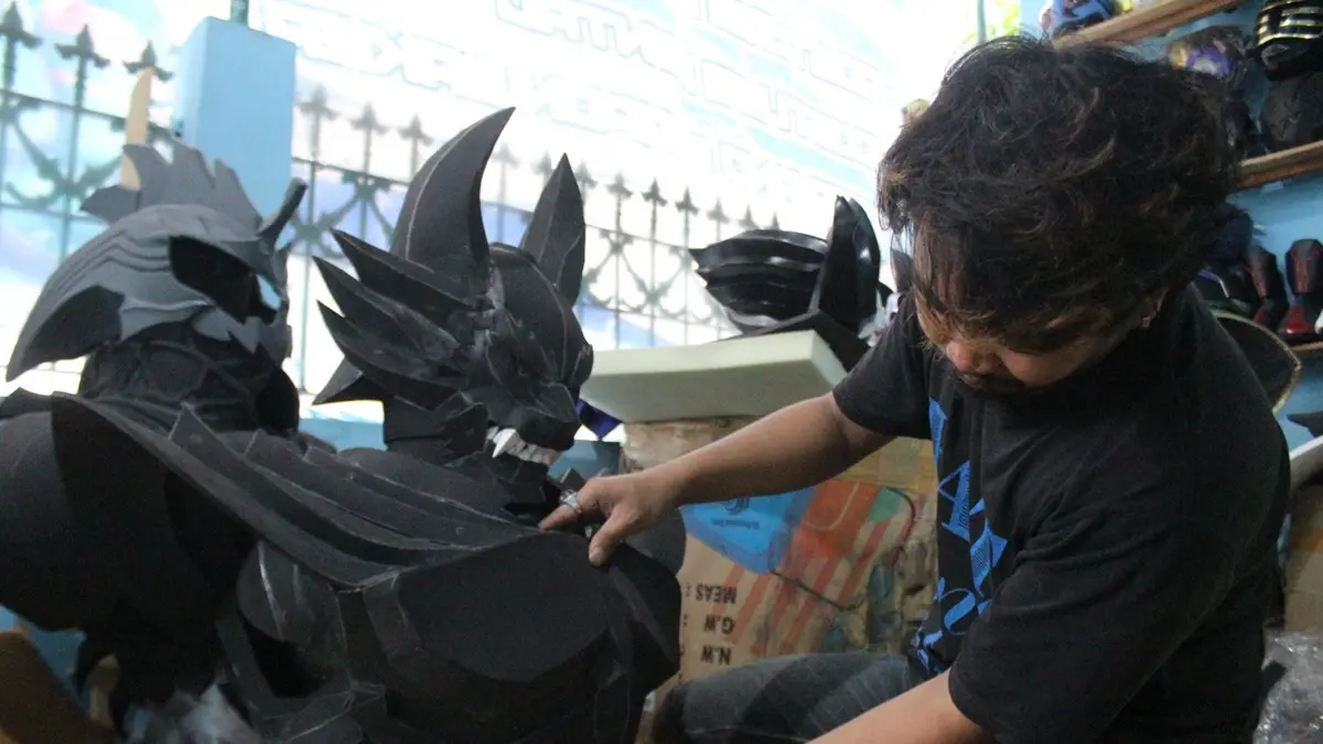 KREATIF: Pekerja membuat kreasi kostum super hero di rumah sederhana Desa Sambondukuh, Kecamatan Jombang kemarin (19/6).
