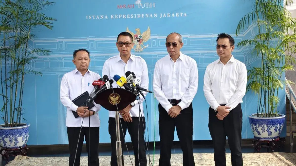 Direktur Utama PT PLN (Persero) Darmawan Prasodjo (dua kiri) menyampaikan pernyataan pers di Kompleks Istana Kepresidenan, Jakarta, Senin (22/6/2026). (ANTARA/Fathur Rochman)