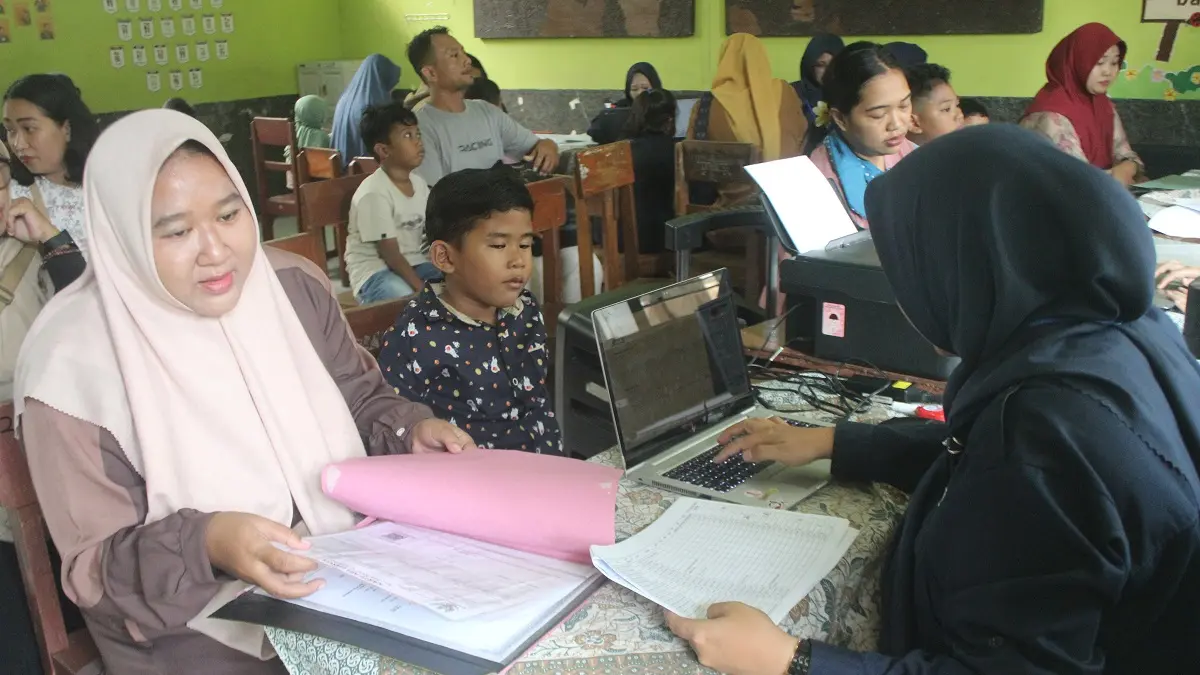 Kegiatan pelayanan verifikasi SPMB SD di SDN Jombatan 3 Kecamatan Jombang 