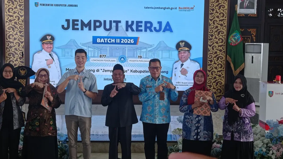 KOMPAK: Wabup Salmanudin bersama tamu undangan dan para pencari kerja di Jemput Bola Batch II di Pendopo Kabupaten Jombang, Senin (22/6).