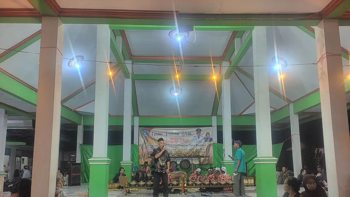 MERIAH: Kepala Desa Japanan Suwaji memberikan sambutan saat pagelaran karawitan dan campursari di pendopo kantor Desa Japanan, Sabtu (13/6) malam.