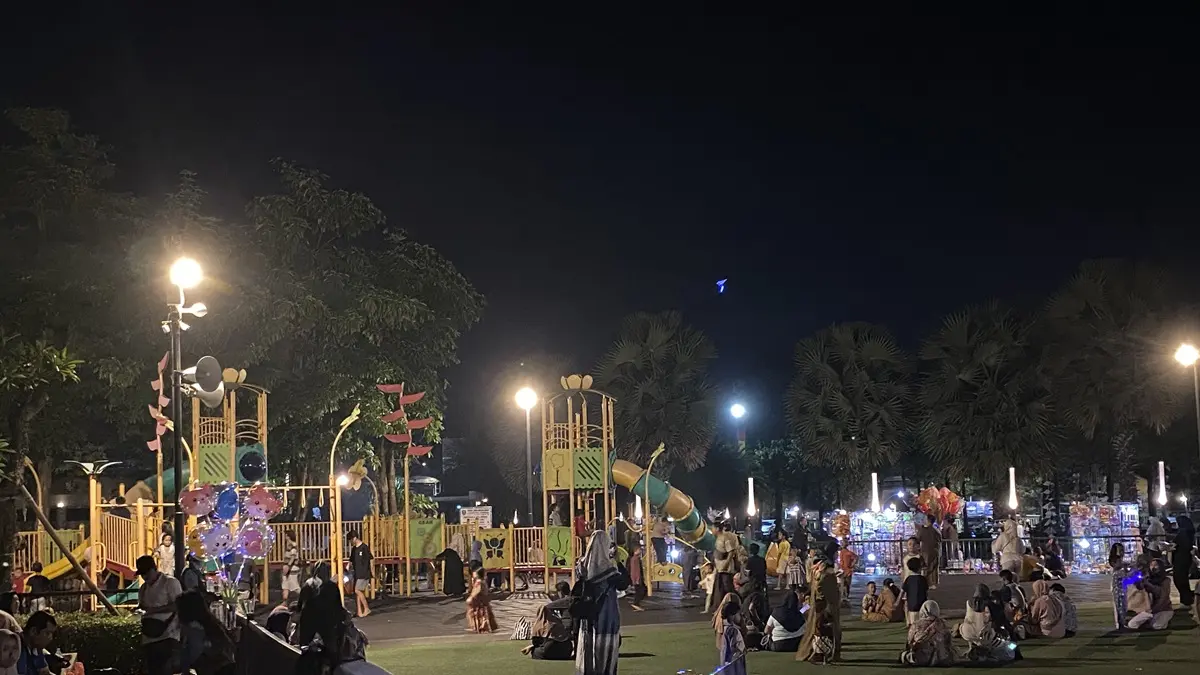 RAMAI: Sejumlah pedagang asongan menempati kawasan Alun-alun Jombang, kemarin (21/6).