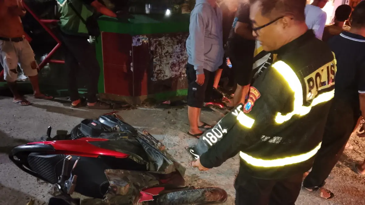 RUSAK: Mobil Daihatsu Ayla yang terlibat kecelakaan di jalur provinsi Jalan KH Wahab Hasbullah, Desa Tambakrejo, Kecamatan Jombang, Minggu (21/6) malam.