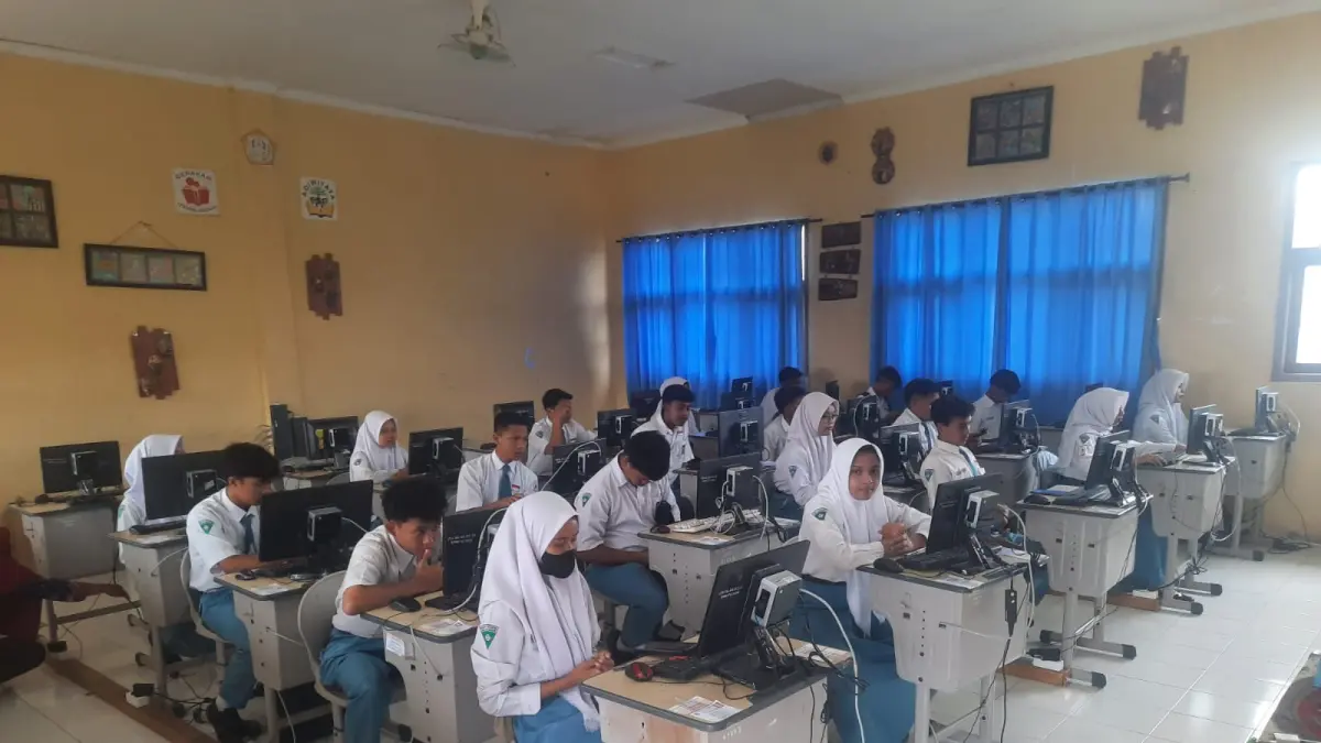 SERIUS: Siswa SMAN Mojoagung mengerjakan TKA di lab komputer.