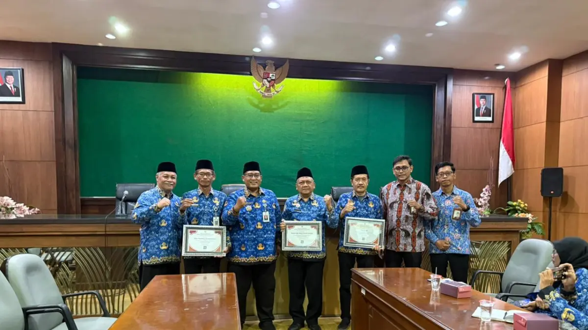 BERPRESTASI: Direktur RSUD Jombang, dr Pudji Umbaran MKP, menerima penghargaan dari Ombudsman RI atas capaian Opini Kualitas Tinggi dalam Penilaian Maladministrasi Pelayanan Publik 2025, Rabu (17/6).