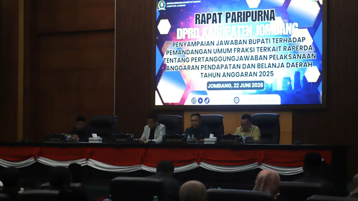 DPRD Jombang menggelar rapat paripurna dengan agenda penyampaian jawaban bupati atas pandangan umum fraksi-fraksi terhadap Raperda Pertanggungjawaban Pelaksanaan APBD Tahun Anggaran 2025, Senin (22/6).