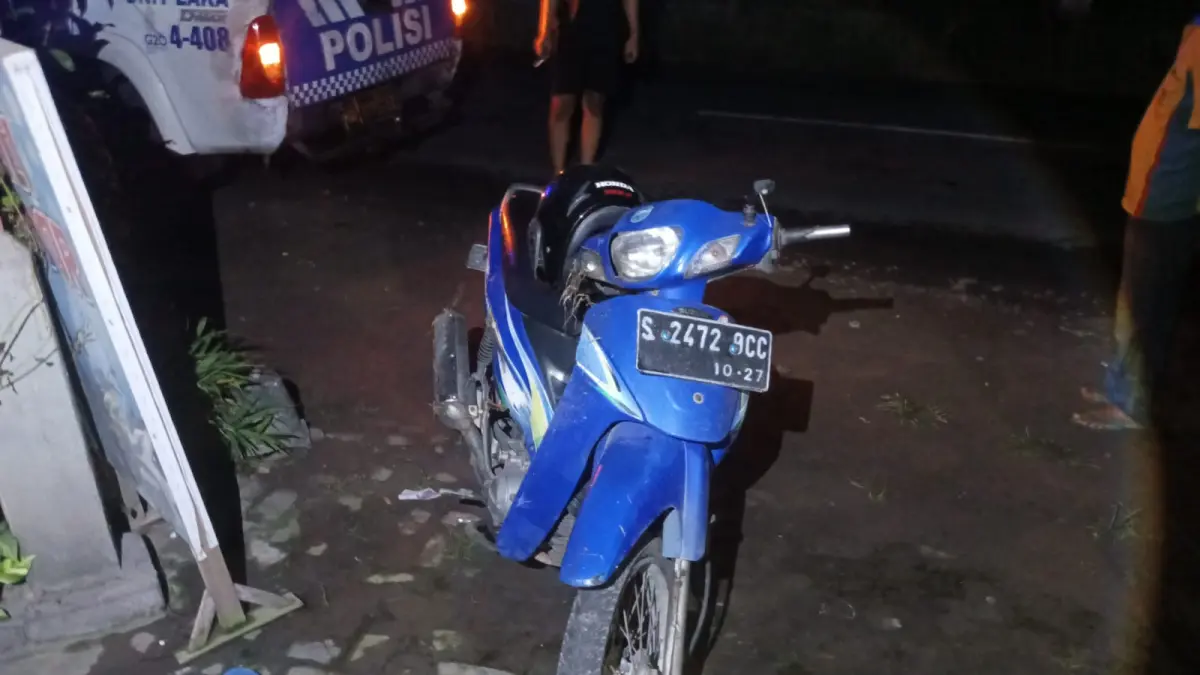 Kecelakaan lalu lintas yang melibatkan sepeda motor Suzuki Shogun dan Bus Sugeng Rahayu terjadi di Jalan KH Romli Tamim, Desa Sumbermulyo, Kecamatan Jogoroto, Kabupaten Jombang, Selasa (23/6) dini hari.